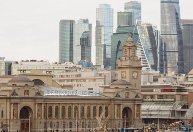 Moskova, Rusya, Mar 5,2021 Kiyevsky demiryolu terminali. Moskova Uluslararası İş Merkezi arka planda. Tabela çevirisi 