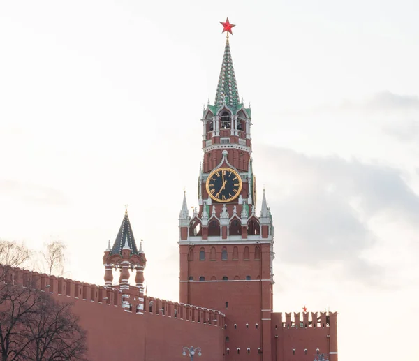 莫斯科 俄罗斯 俯瞰莫斯科克里姆林宫城墙和Spasskaya塔 夕阳西下 — 图库照片