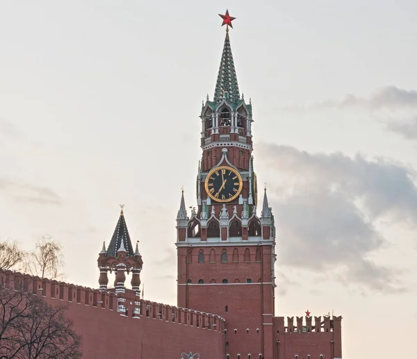 莫斯科 俄罗斯 人类发展报告处俯瞰莫斯科克里姆林宫城墙和Spasskaya塔 夕阳西下 — 图库照片