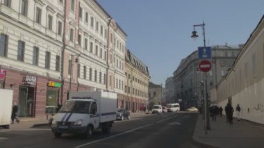 Moskova, Rusya, 25 Mart 2021 Solyansky geçidi. Güneşli bir gün. Trafik vardı.