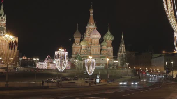 モスクワ ロシア 2021年3月4日 夕方のBolshoy Moskovortsky Bridgeのタイムラプスビュー クレムリンと聖 バジル大聖堂を背景に — ストック動画