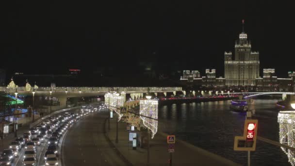 2021年3月4日 俄罗斯莫斯科 莫斯科瓦河堤夜景 汽车痕迹 浮桥和萨拉迪公园 — 图库视频影像