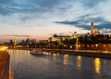 Günbatımında Moskova Kremlin. Nehir, gemi yelken açıyor.