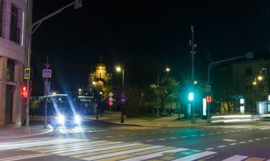 Moskova, Rusya. Ostozhenka caddesinin gece manzarası. Meryem Ana 'nın Doğumu Kilisesi.