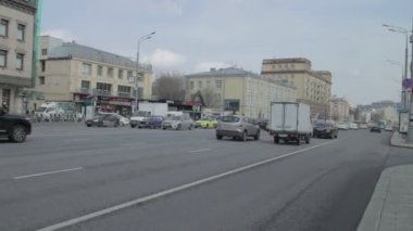 Moskova, Rusya, 22 Nisan 2021: Sadovaya-Kudrinskaya Caddesi 'nde trafik sıkışıklığı (Bahçe Halkası). Zaman Uygulaması
