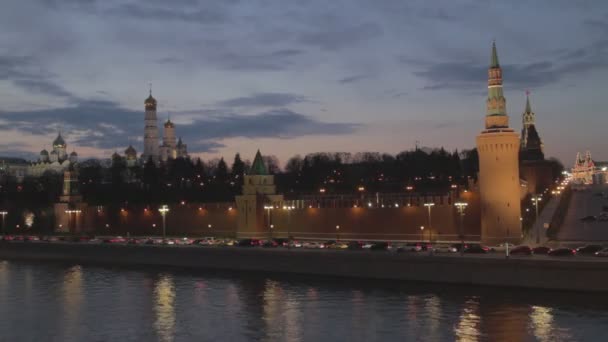 Moskau Russland Der Moskauer Kreml Sonnenuntergang Fluss Mauer Tempel Autoverkehr — Stockvideo