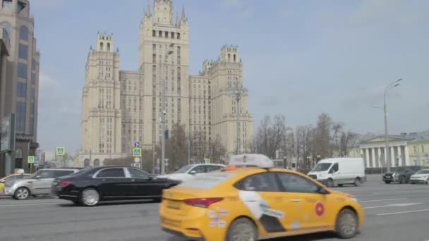 モスクワ ロシア 2021年4月22日 クドリンスカヤ広場での交通 スカイスクレーパー 晴れ着を着て — ストック動画