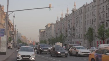 Moskova, Rusya, 18 Mayıs 2021: Tverskaya Caddesi 'nde akşam trafiği.