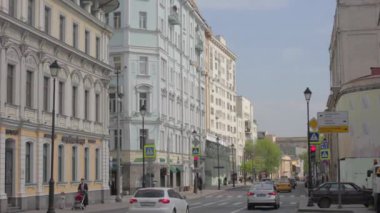 Moskova, Rusya, 15 Mayıs 2021: Pokrovka caddesinde trafik. Yüksek binalar. Zaman Çizelgesi (5x)