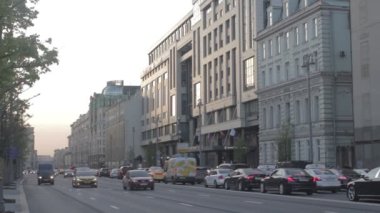 Moskova, Rusya, 18 Mayıs 2021: Puşkinskaya ve Trimufalnaya meydanları arasındaki Tverskaya Caddesi 'nde akşam trafiği
