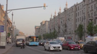 Moskova, Rusya, 18 Mayıs 2021: Tverskaya Caddesi 'nde akşam trafiği. Zaman Çizelgesi (5x)