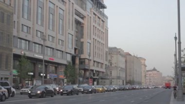 Moskova, Rusya, 18 Mayıs 2021: Tverskaya Caddesi 'nde akşam trafiği. Pushkinskaya Meydanı yönünü göster