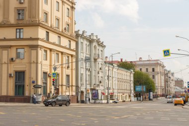 Moskova, Rusya, 15 Mayıs 2021: Graden Ring ve Novaya Basmannaya caddelerinin kesişmesi. Güneşli bir gün. Eski evler