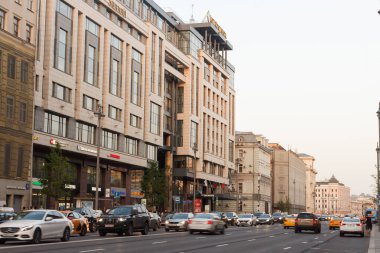 Moskova, Rusya, 18 Mayıs 2021: Tverskaya Caddesi 'nde akşam trafiği. Pushkinskaya Meydanı yönünü göster