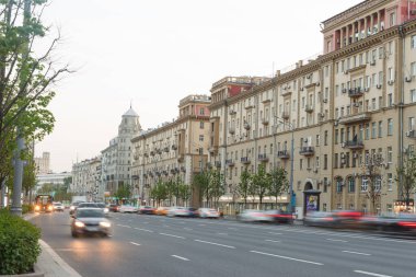 Moskova, Rusya, 18 Mayıs 2021: Bolshaya Sadovaya Caddesi 'nde akşam trafiği. 1930 'larda yapılmış eski imparatorluk tarzı bir ev..
