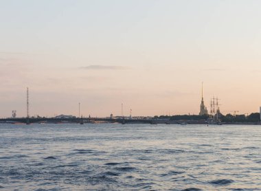 St. Petersburg, Rusya. Neva Nehri 'nin akşam manzarası. Arka planda Peter ve Paul Kalesi.