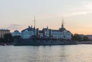 St. Petersburg, Rusya, 24 Haziran 2021: Kruvazörün akşam manzarası (müze gemisi))