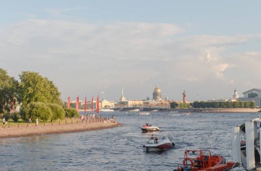 St. Petersburg, Rusya, 26 Haziran 2021: Kronverksky Boğazı 'ndan St. Isaac Katedrali, Eski Borsa ve Rostral Sütunları' na görüntü.