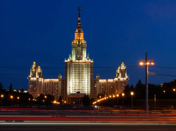モスクワ ロシア モスクワ大学本館の夜景 コシギナ通りから撃たれた — ストック写真