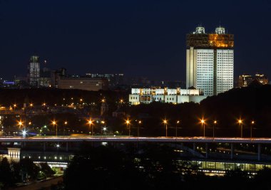 Moskova, Rusya, 20 Temmuz 2021: Luzhniki Metro Köprüsü, Moskova Nehri üzerinde gece. Rus Bilimler Akademisi Binası