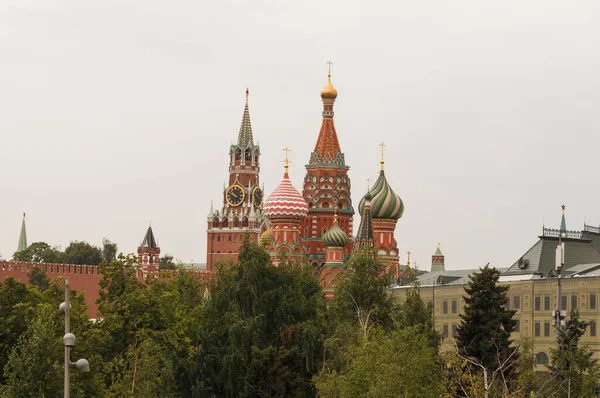 Moscú Rusia Kremlin Caldera Basilio Torre Spasskaya Vista Desde Parque — Foto de Stock