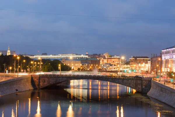 モスクワ ロシア 2021年7月28日 ボロトナヤ広場付近のウォドウォトヴォドトフディ運河にかかるメリー カムニー橋の夜景 — ストック写真