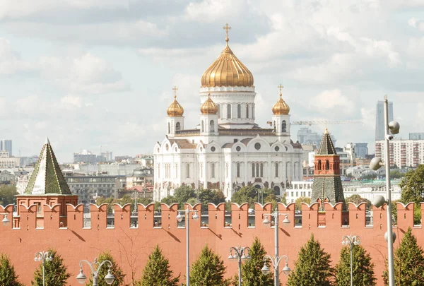 Москва Россия Вид Кремлевскую Стену Собор Христа Спасителя Саммер Телефотоснимок — стоковое фото