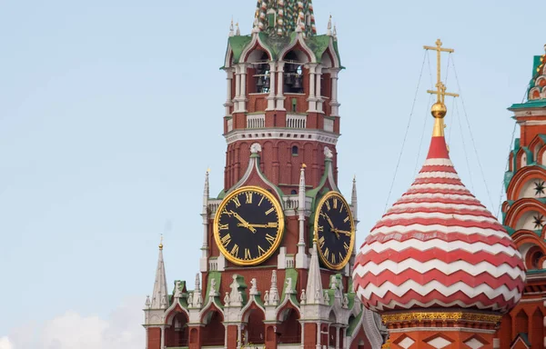 莫斯科 俄罗斯 克里姆林宫街交叉口Basil的教堂在Spasskaya塔的时钟上Telephoto — 图库照片