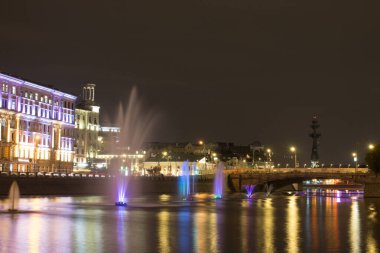 Moskova, Rusya, 25 Ağustos 2021: Vodootvodny Kanalı üzerindeki Maly Kamenny köprüsünün gece görüntüsü. Çeşmeler.