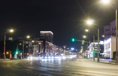 Moskova, Rusya, 25 Ağustos 2021: Bolshaya Yakimanka Caddesi 'nin başlangıcı. İyi geceler. Trafik ışıkları..