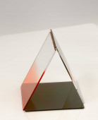 Geometrische Komposition aus drei rechteckigen Kacheln aus farbigem Plexiglas, isoliert auf weißem, glänzenden Hintergrund