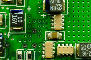Elektronik bileşenleri olan bir devre kartının makro resmini kapat