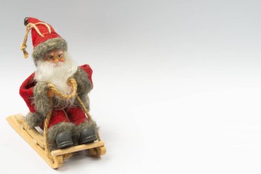 Sol tarafında Noel Baba kızağı olan yatay tatil kartı, beyaz arka planda mesajınız için bir yer var.