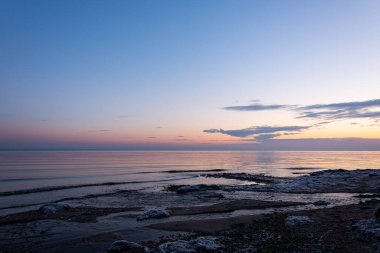 31 Aralık 'ta Baltık Denizi' ndeki Puck Körfezi üzerinde gün doğumu