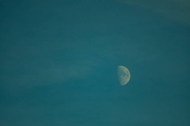 Ay, bir Aralık gününde mavi gökyüzünün dörtte biri