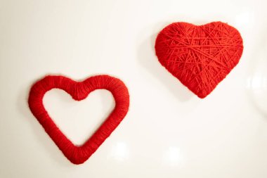 Beyaz arkaplanda tebrik kartı kırmızı mesaj Sevgililer günün kutlu olsun. 