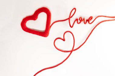 Beyaz arkaplanda tebrik kartı kırmızı mesaj Sevgililer günün kutlu olsun. 