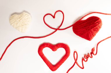 Beyaz arkaplanda tebrik kartı kırmızı mesaj Sevgililer günün kutlu olsun. 