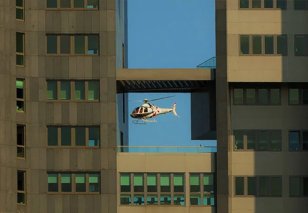 Вертолет Застрявший Окне Между Двумя Башнями Здания Морских Башен Гдыне — стоковое фото