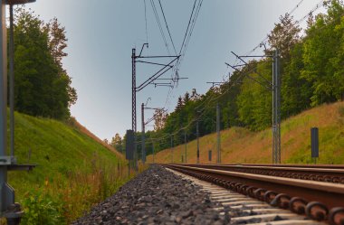 Yazın Kashubia 'da sinyal sistemi olan iki kanallı elektrikli demiryolu hattı.