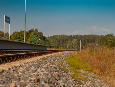 Yazın Kashubia 'da sinyal sistemi olan iki kanallı elektrikli demiryolu hattı.