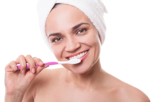 Chica en toallas cepillarse los dientes después del baño por la noche por la mañana — Foto de Stock