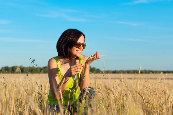 Agricultrice heureuse travailleuse dans un champ de blé — Photo