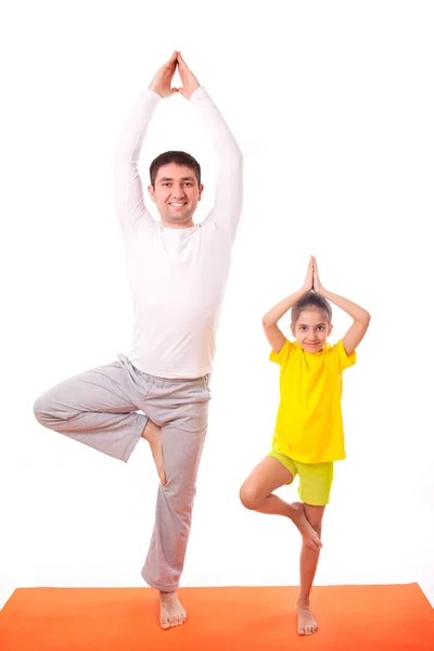 Papá practicando yoga con hija aislada — Foto de Stock