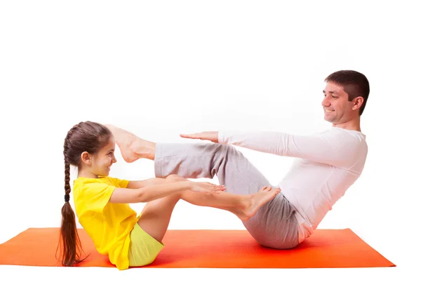 Papá practicando yoga con hija aislada — Foto de Stock