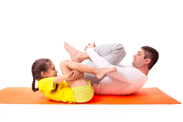 Papá practicando yoga con hija aislada — Foto de Stock