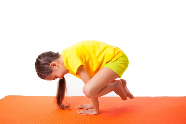 Kid utövar yoga isolerade — Stockfoto