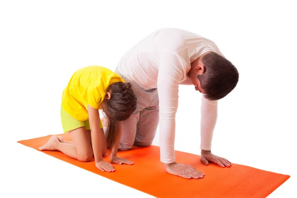 Papá practicando yoga con hija aislada — Foto de Stock