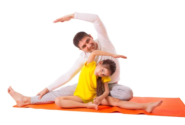 Papá practicando yoga con hija aislada — Foto de Stock