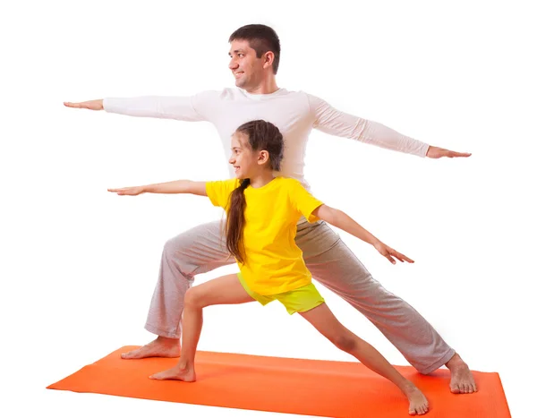 Papa beoefenen van yoga met dochter geïsoleerd — Stockfoto